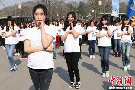 为鼓励学生早起学校供应免费早餐